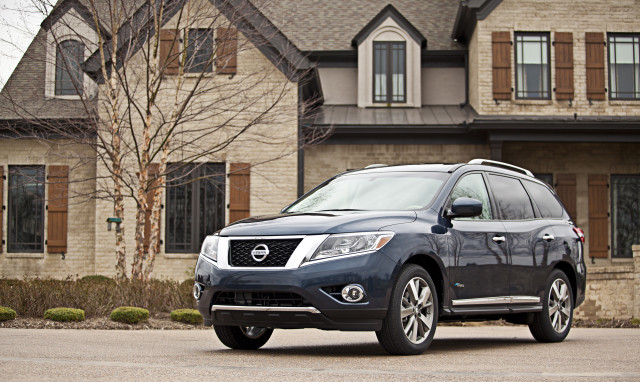 2014 Nissan Pathfinder Hybrid (5).jpg